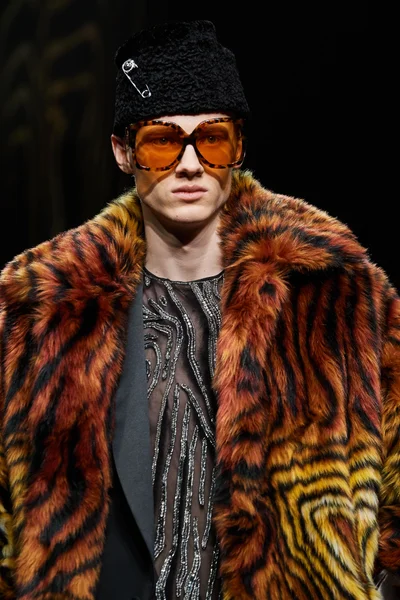 Look 250